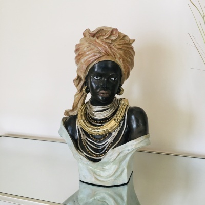 Busto decorativo de mulher com turbante e colares