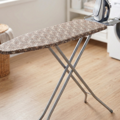 Tábua de engomar com ferro de engomar numa sala de estar clara