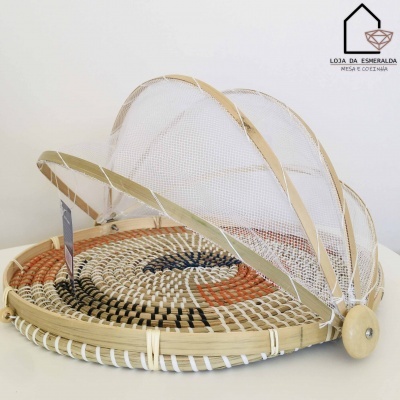 Tabuleiro redondo trançado com tampa de rede branca para proteção de alimentos