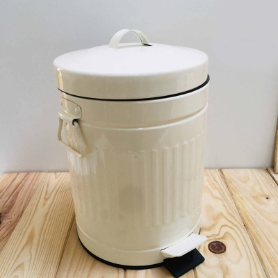 Lixeira metálica pequena branca com tampa e pedal