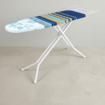 Tábua de engomar com capa colorida azul, amarela e branca e suporte metálico para ferro