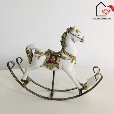 Cavalo de balanço decorativo branco e dourado com sela vermelha e base metálica