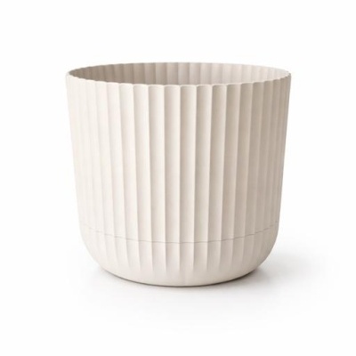 Vaso creme com textura canelada em fundo branco