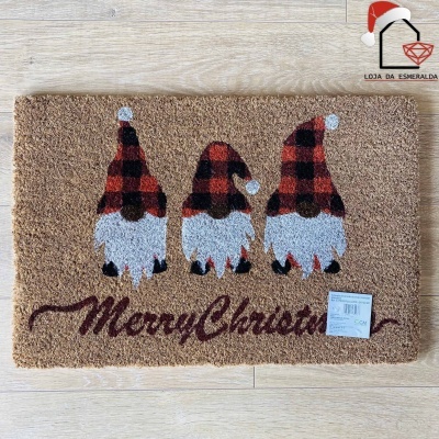 Tapete de natal castanho com três gnominhos e texto Merry Christmas