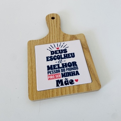 tábua de madeira clara com azulejo branco com texto em azul e vermelho