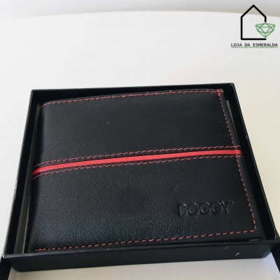 Carteira preta em pele com costura vermelha em caixa preta