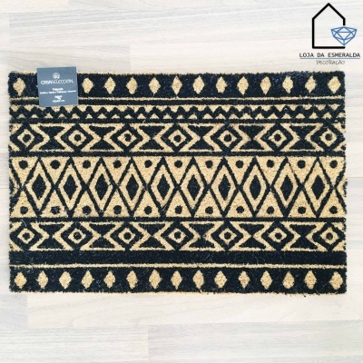 Tapete de entrada preto e bege com padrão geométrico
