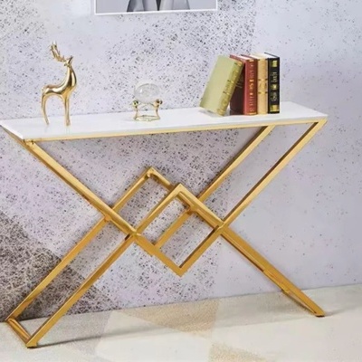 Consola branca com base geométrica dourada com decoração e livros