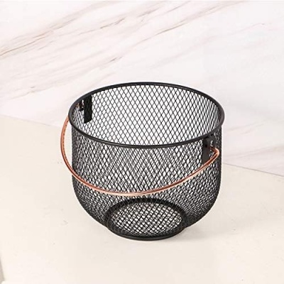 Cesta de metal preto com alça de madeira em fundo claro marmoreado