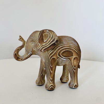 Estatueta de elefante em madeira com padrão entalhado castanho e branco
