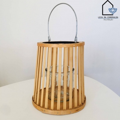 Lanterna de madeira clara com copo de vidro, suporte de arame e logo de loja de decoração