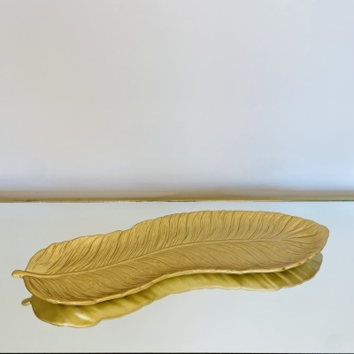 Prato decorativo dourado em forma de folha com relevo