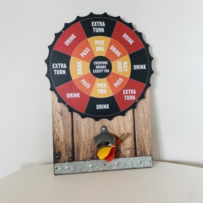 Jogo de dardos de parede colorido com palavras em inglês, montado em tábua de madeira com abridor e dardos.