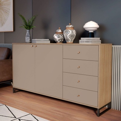 Aparador em madeira clara com portas e gavetas, decorado com vasos cerâmicos e lâmpada branca