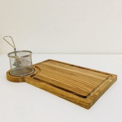 Tabuleiro de madeira com cesto metálico de malha inserido