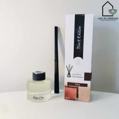 Mikado Black Edition Bolas d'or com frasco, varetas e caixa em fundo branco