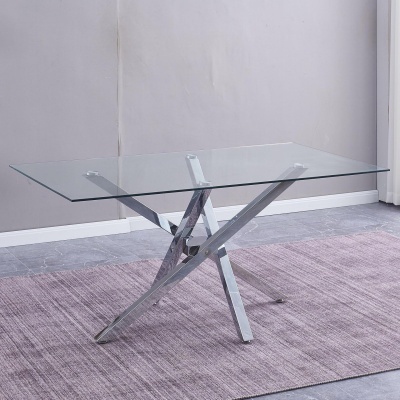 Mesa de centro de vidro com base metálica prateada sobre tapete roxo