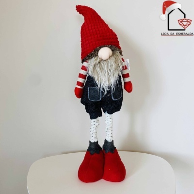 gnomo decorativo de Natal com roupa e acessórios coloridos em fundo branco
