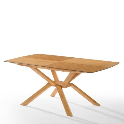 Mesa de jantar de madeira clara com tampo retangular e pernas cruzadas