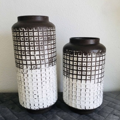 Dois vasos cerâmicos com padrão quadriculado branco e preto