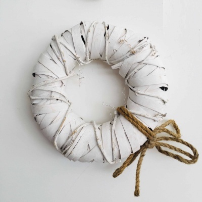 anel decorativo branco com corda castanha de laço