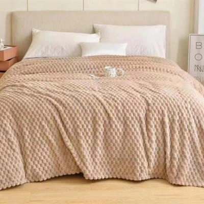 Colcha bege acolchoada em cama com cabeceira branca e decoração minimalista