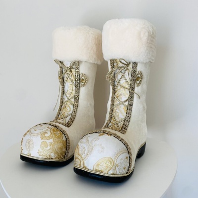 Botas brancas e douradas com pele e cadarços