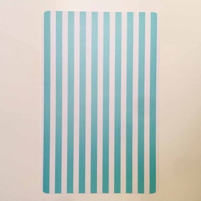 Objeto retangular com riscas verticais azul-turquesa e branco