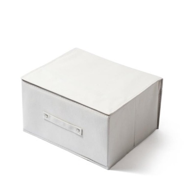 Caixa de armazenamento cinzenta com tampa branca e alça frontal.