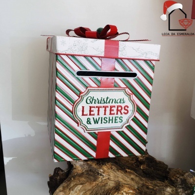 Caixa decorativa natalícia para cartas com riscas verdes, brancas e vermelhas e laço vermelho