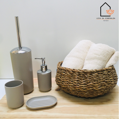 Conjunto acessórios casa de banho cinza com cesto de vime e toalhas brancas