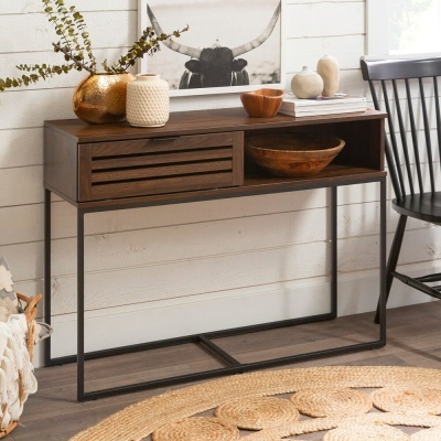 Aparador de madeira escura com vasos decorativos e quadro de touro