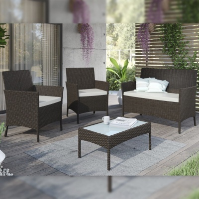 Conjunto de mobiliário de exterior em rattan com almofadas brancas no terraço