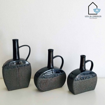 Três jarros decorativos de cerâmica preto e cinza com acabamento brilhante e texturizado