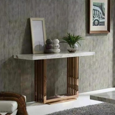 Aparador em mármore branco com base dourada e decoração