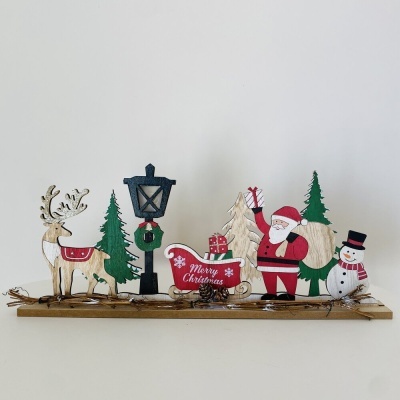 Decoração de Natal em madeira com rena, candeeiro, trenó, árvores, Pai Natal e boneco de neve