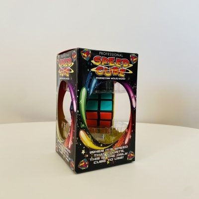 Cubo mágico Speed Cube profissional em caixa preta com texto colorido e janelas transparentes