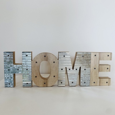 Letras decorativas de madeira e metal que formam a palavra HOME
