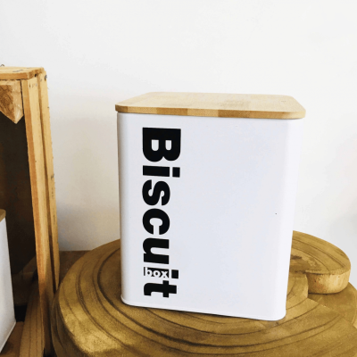 Caixa metálica branca com tampa de madeira e texto Biscuit box