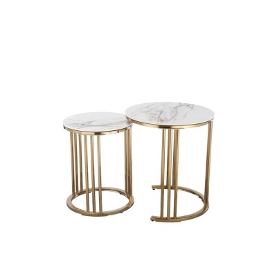 Conjunto de duas mesas de apoio redondas com tampo que imita mármore e estrutura metálica dourada