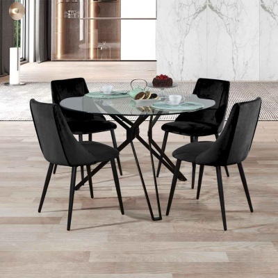 Mesa de jantar redonda de vidro com cinco cadeiras pretas estofadas em ambiente moderno