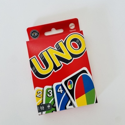 Embalagem do jogo de cartas UNO vermelha com cartas coloridas
