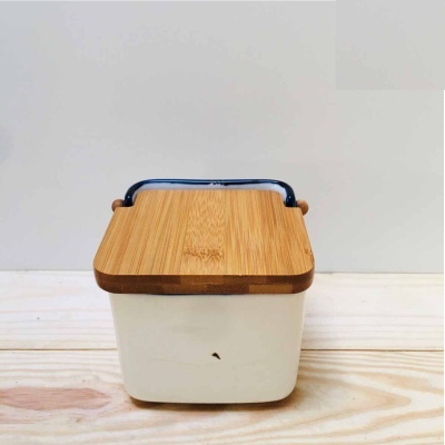 Recipiente quadrado branco com tampa de madeira e alça azul