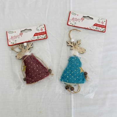 Enfeites de Natal em forma de rena com roupa vermelha e azul, com sinos, embalados em plástico