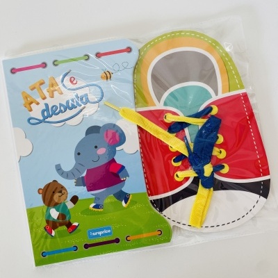 Livro infantil com elefante e urso e brinquedo de atar cadarços em forma de sapatilha