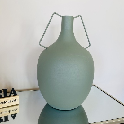 Jarro cinzento fosco com duas alças sobre superfície espelhada