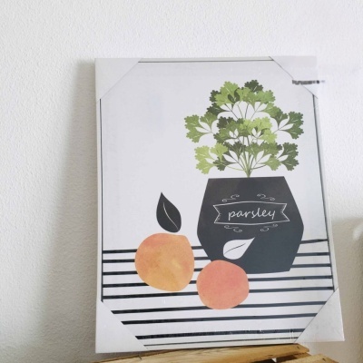 Quadro decorativo com vaso preto e salsa verde e frutas laranjas