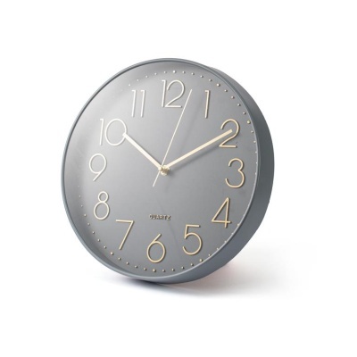 Relógio de parede cinzento com números dourados e ponteiros brancos