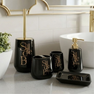 Conjunto de acessórios de casa de banho pretos com letras douradas