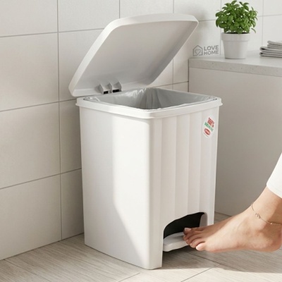 Caixote de lixo branco com tampa aberta em cozinha